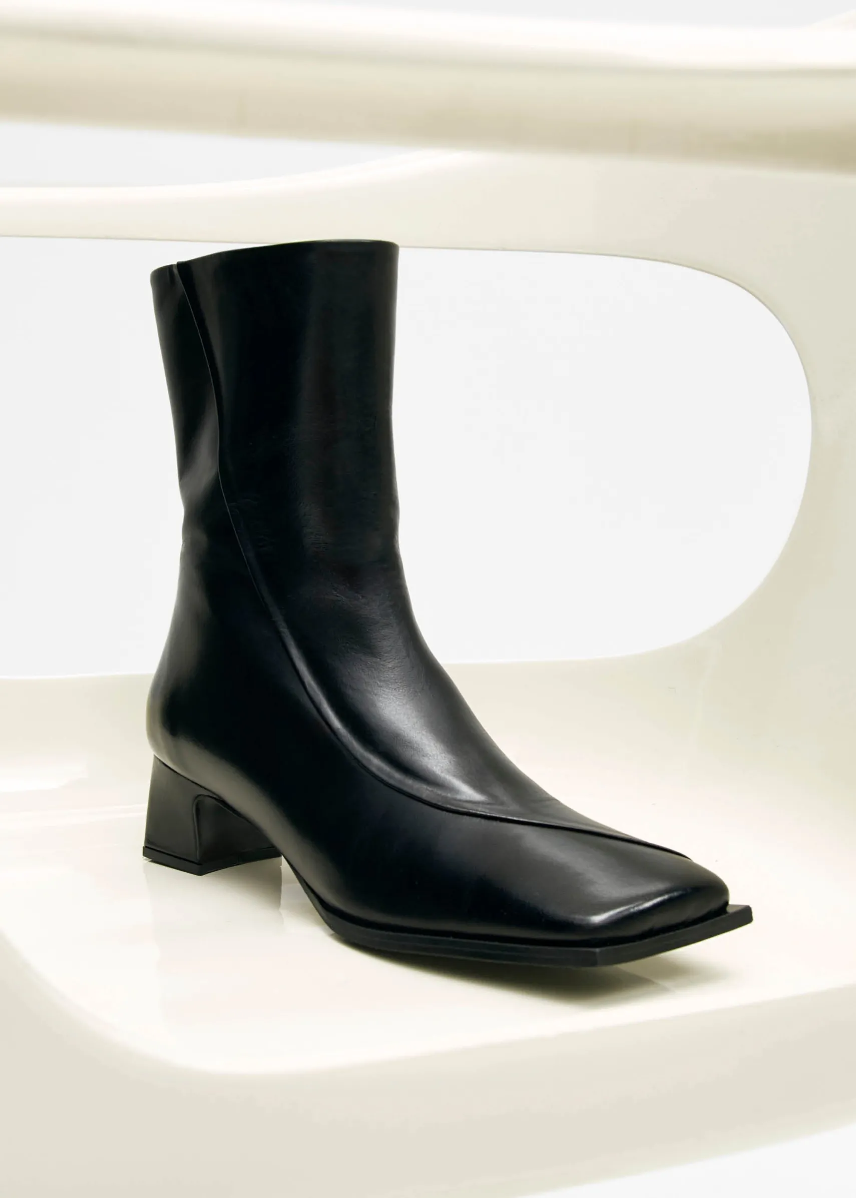 ALOHAS Chantal Leather Ankle Boots